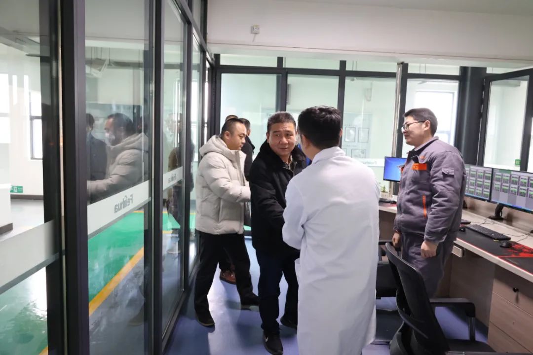 公司董事長吳學民跟一線員工拜年.jpg